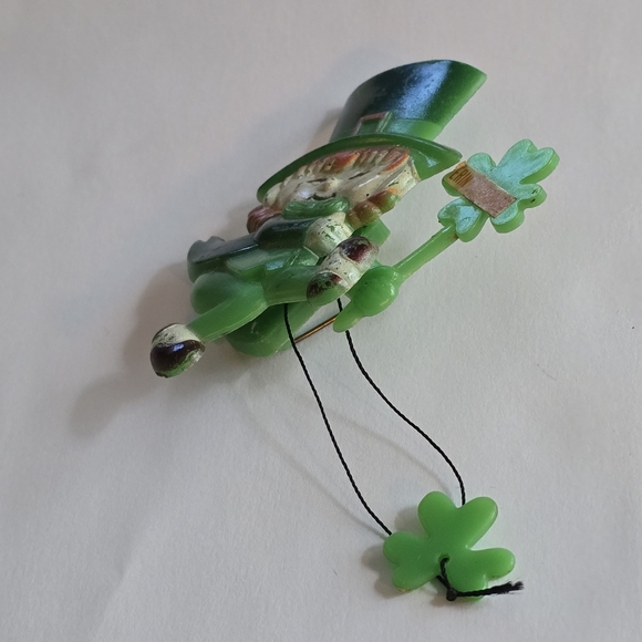 Vintage Leprechaun brooch 1978 Creative Creations Waving St Patrick’s Day - Picture 4 of 11